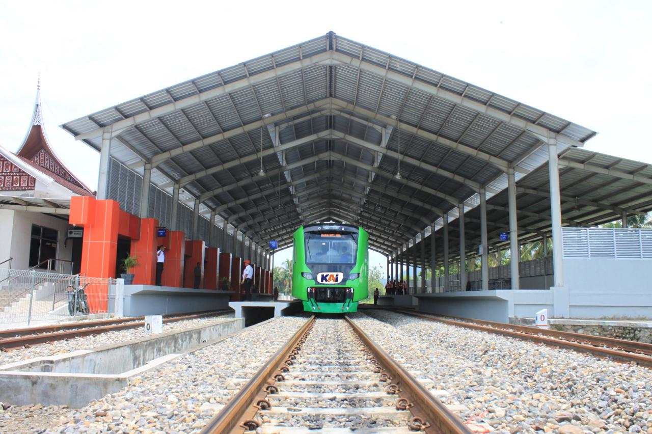 Kereta Api Jadi Pilihan Favorit Jelajahi Alam dan Budaya Sumbar