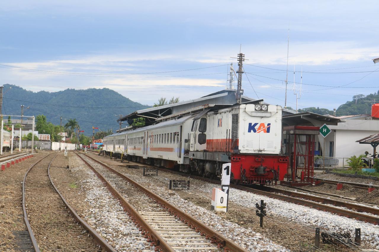 Menjelajah Alam dan Budaya Ranah Minang Lewat Rel Kereta Api