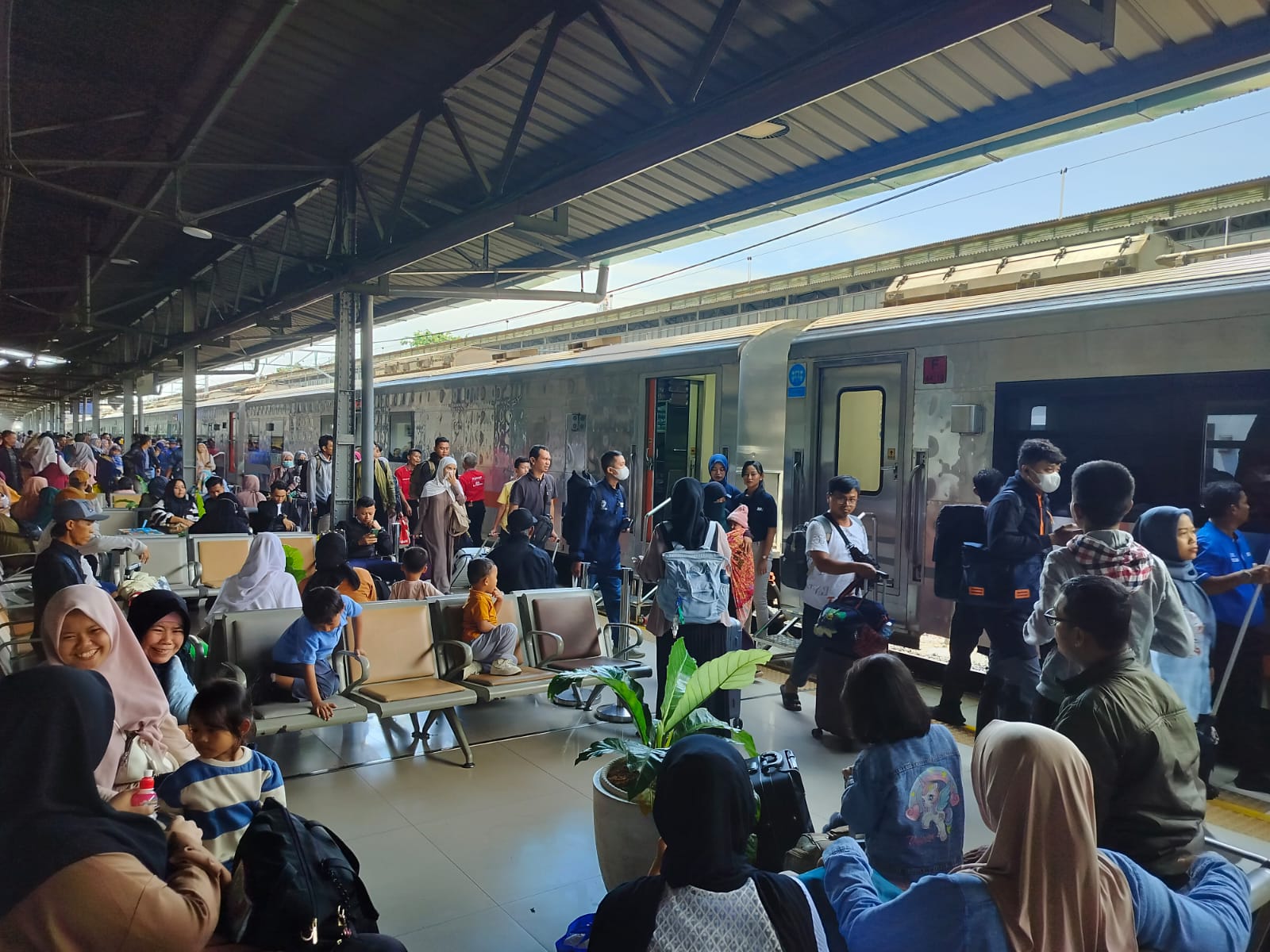 KAI Tingkatkan Layanan dengan 980 Ribu Kursi dan Ribuan Perjalanan KA Selama Libur Waisak